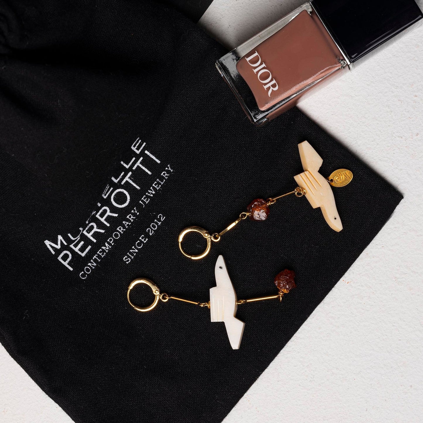 Boucles d'oreilles asymétriques oiseau & grenat - Murielle Perrotti