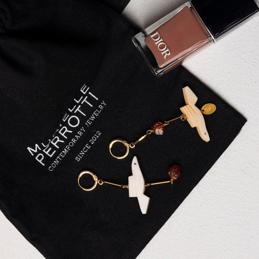 Boucles d'oreilles asymétriques oiseau & grenat - Murielle Perrotti