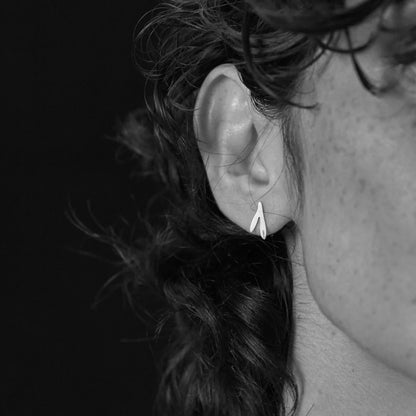 Petites Boucles d'oreilles Puces Brin - Nadja Carlotti