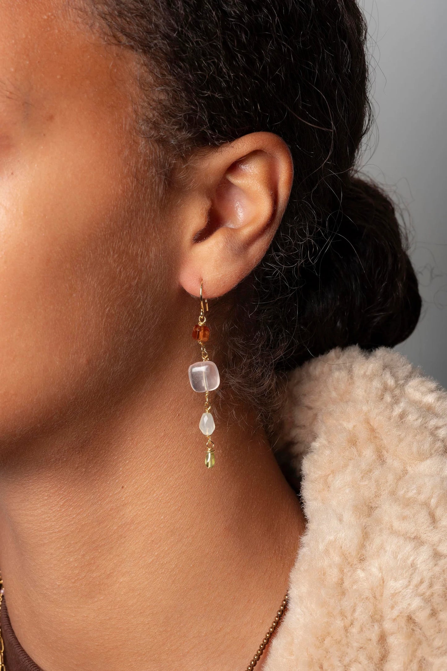 Boucles d'oreilles asymétriques grenat, quartz, serpentine, rhodolite - Murielle Perrotti