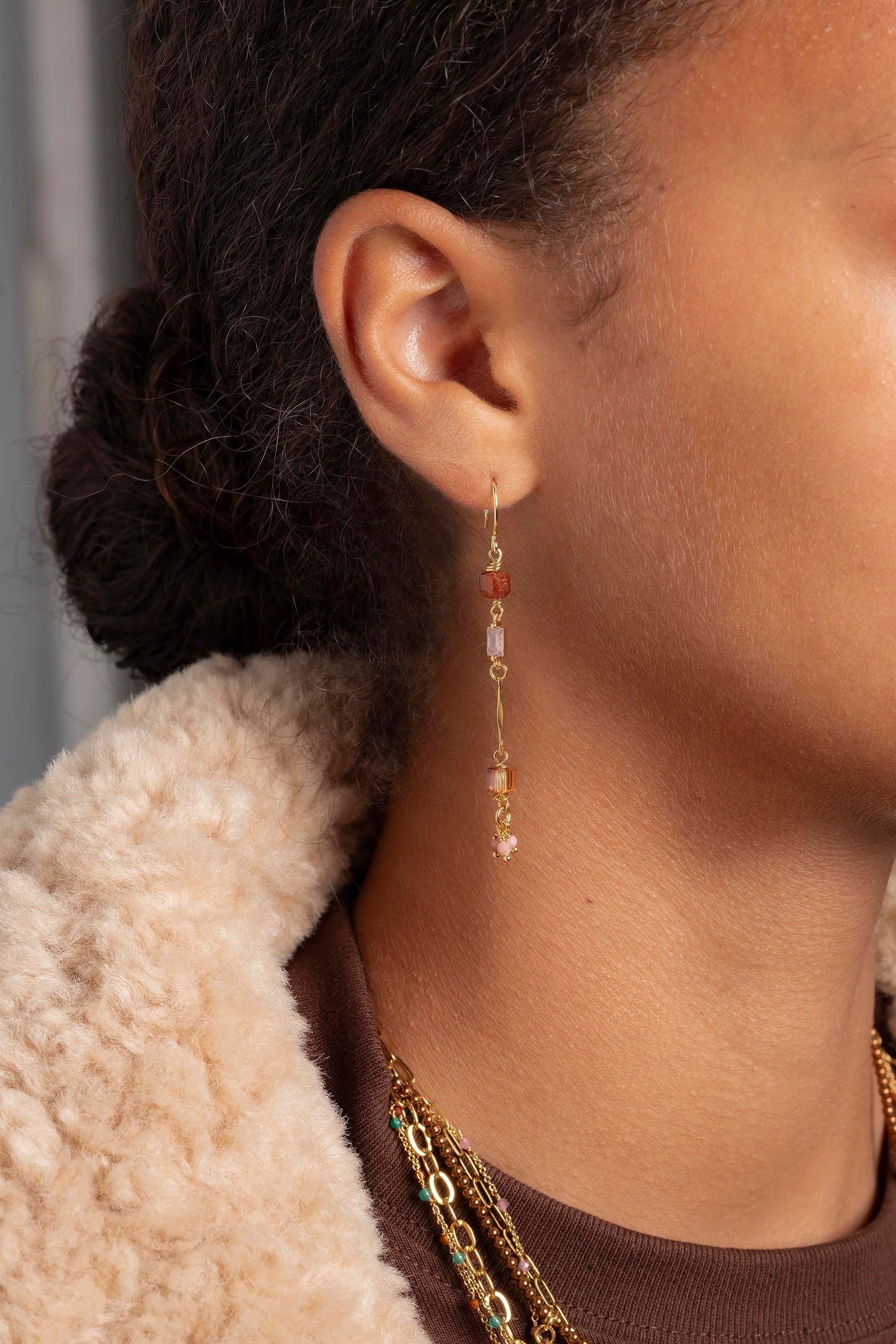 Boucles d'oreilles asymétriques grenat, quartz, serpentine, rhodolite - Murielle Perrotti